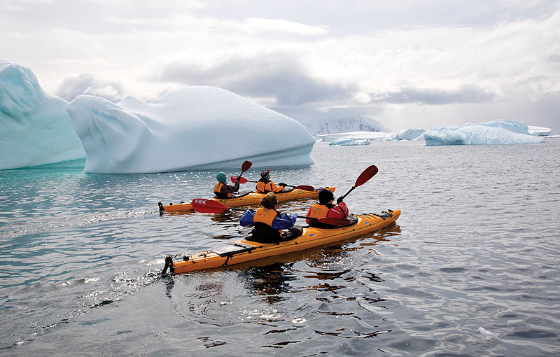 AQ0115PL07_island_sky-kayakers.jpg [© Last Frontiers Ltd]