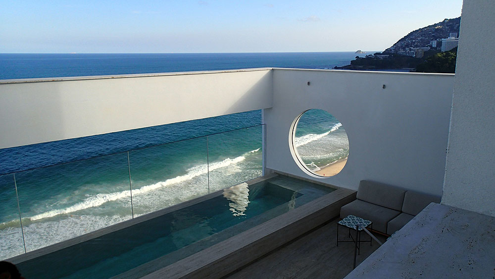 BR0519NR0907_janeiro-pool.jpg [© Last Frontiers Ltd]