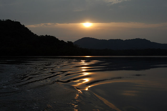 BR0910EM190_boat-to-sebui-lodge.jpg [© Last Frontiers Ltd]