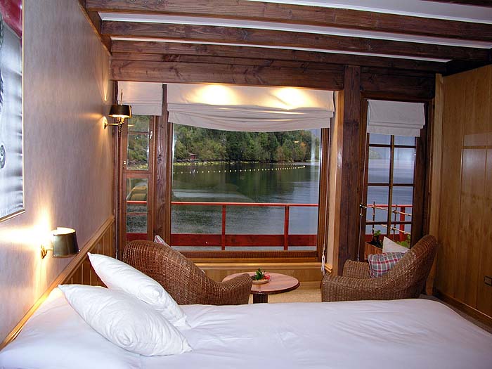 CH1005SM038_puyuhuapi_sup_room.jpg [© Last Frontiers Ltd]