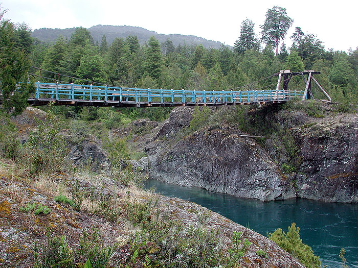 CH1101RH0208_Cathy_Hanging_bridge.jpg [© Last Frontiers Ltd]