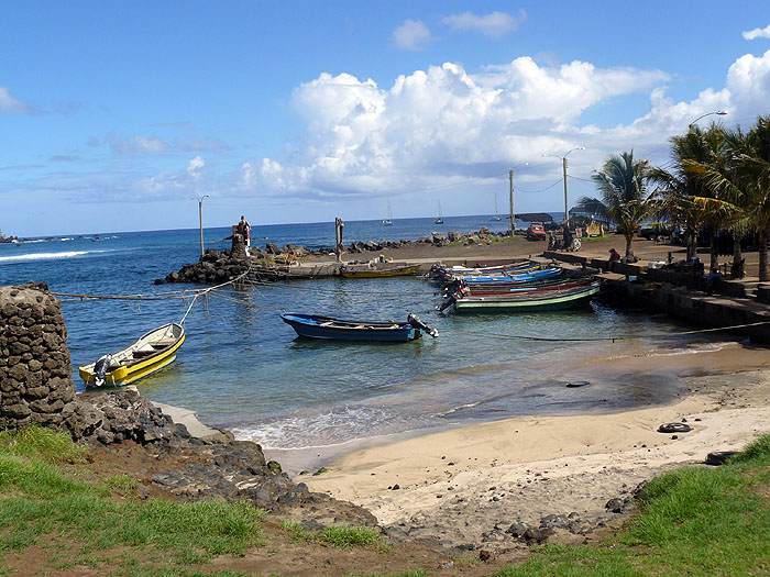 CL0311CB276_boats-in-bay-easter-island.jpg [© Last Frontiers Ltd]