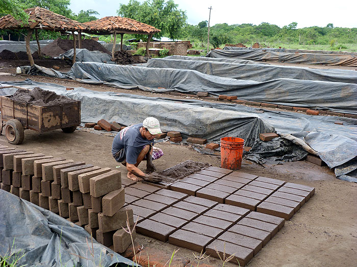 NI0913SM0664_bricks-on-road-near-la-paz.jpg [© Last Frontiers Ltd]