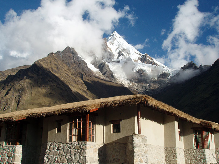 PE07MLP23_Wayra_Lodge_with_Humantay_3650m.jpg [© Last Frontiers Ltd]