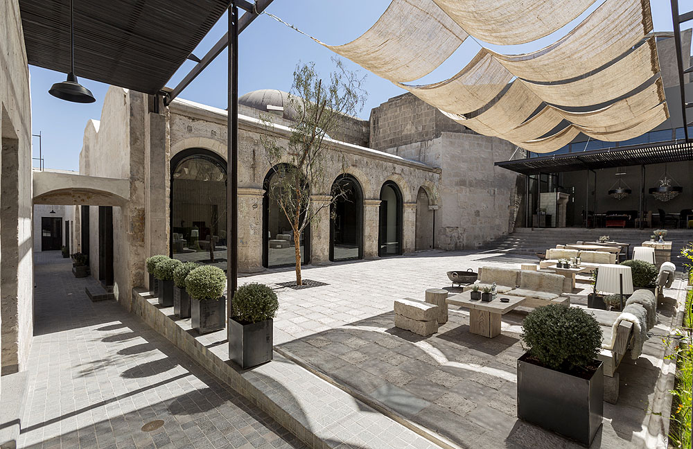 PE0819AE06_cirqa-internal-courtyard.jpg [© Last Frontiers Ltd]