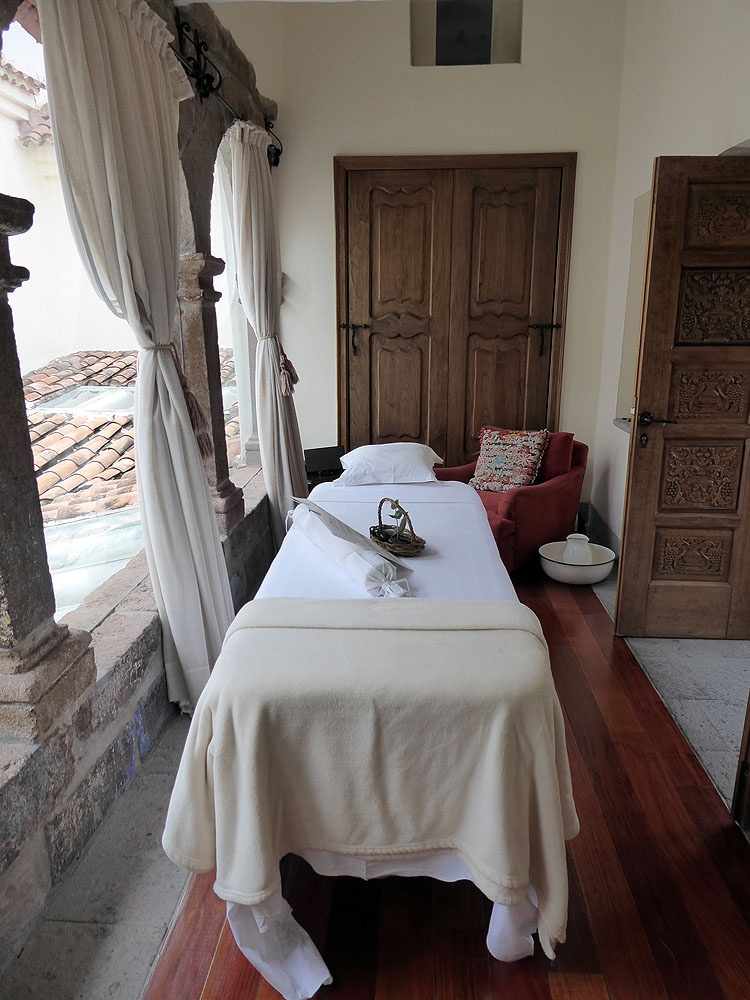 PE1018SM377_cusco-la-casona-treatment-room.jpg [© Last Frontiers Ltd]