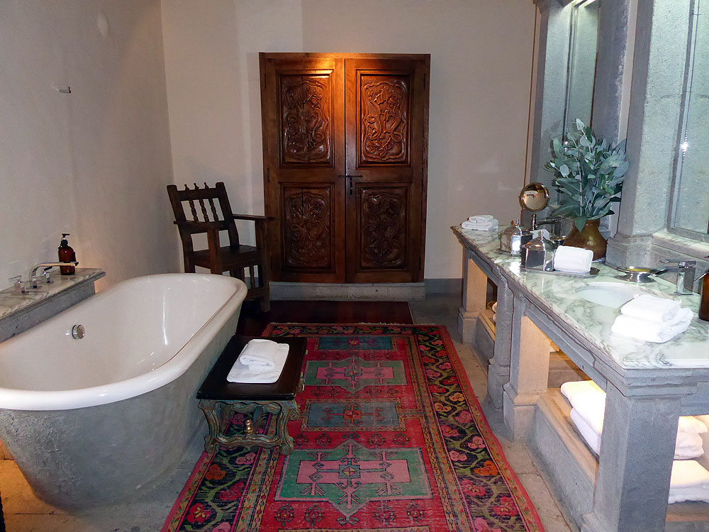 PE1018SM378_cusco-la-casona-balcony-suite-bathroom.jpg [© Last Frontiers Ltd]