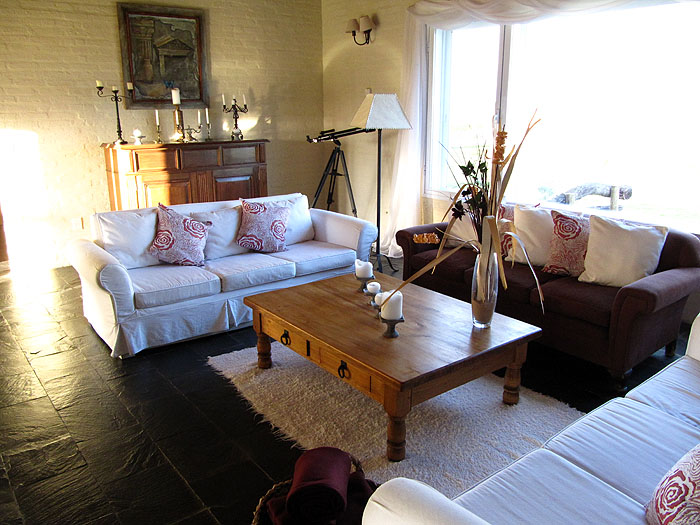 UR0511OF255_miradores-de-la-laguna-sitting-room.jpg [© Last Frontiers Ltd]